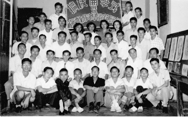 1952年擴校開學式，全體師生來賓合照