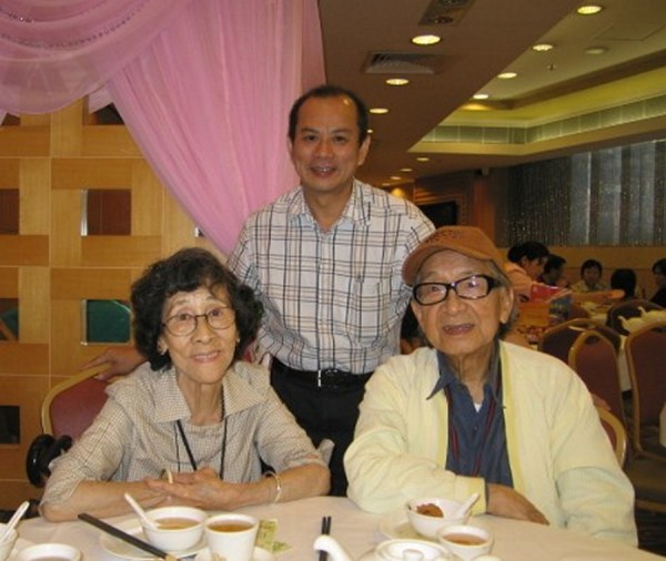 11-6-2008與陳海鷹校長伉儷攝於九龍彌敦道聯邦酒樓（香港美專校友聚會）