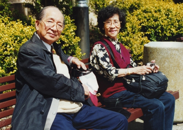 2000年 陳海鷹老師伉儷留影於三藩市金門公園內
